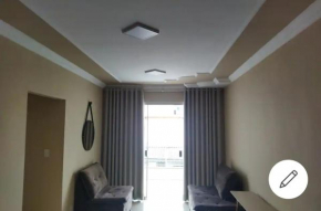 Apartamento de luxo com 2 quartos, sala com sacada, cozinha área de serviço e 1 banheiro social.